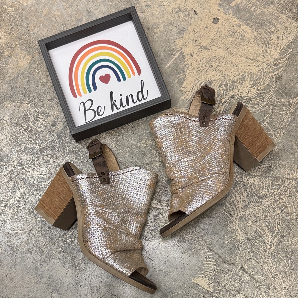 * Unity.In.Diversity Fretia metallic block heel sandal